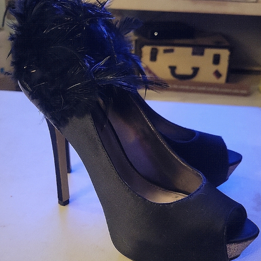Enzo Angiolini Size 9.5 5 Inch feathered Heel